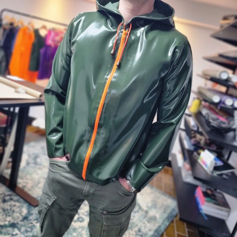 Latexherrenjacke in oliv mit orangem Reissverschluss und Kordel, fotografiert in meinem Atelier.