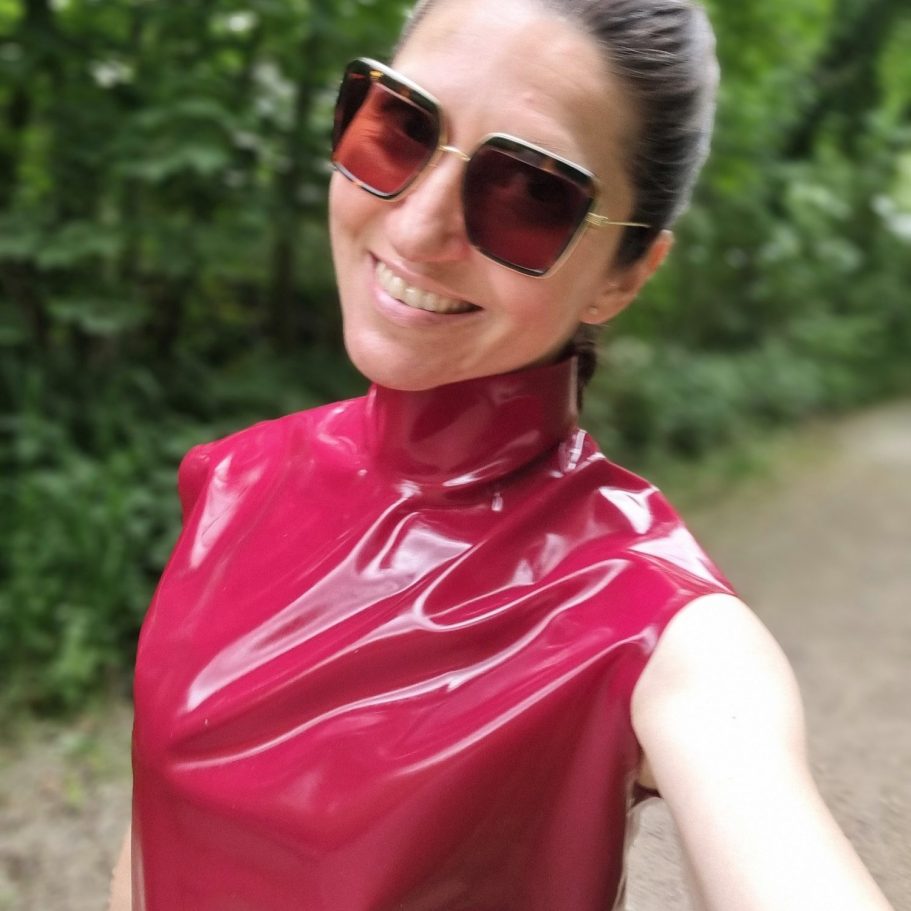 Latexstehkragentop in einem himbeer Ton, kombiniert mit Sonnenbrille.